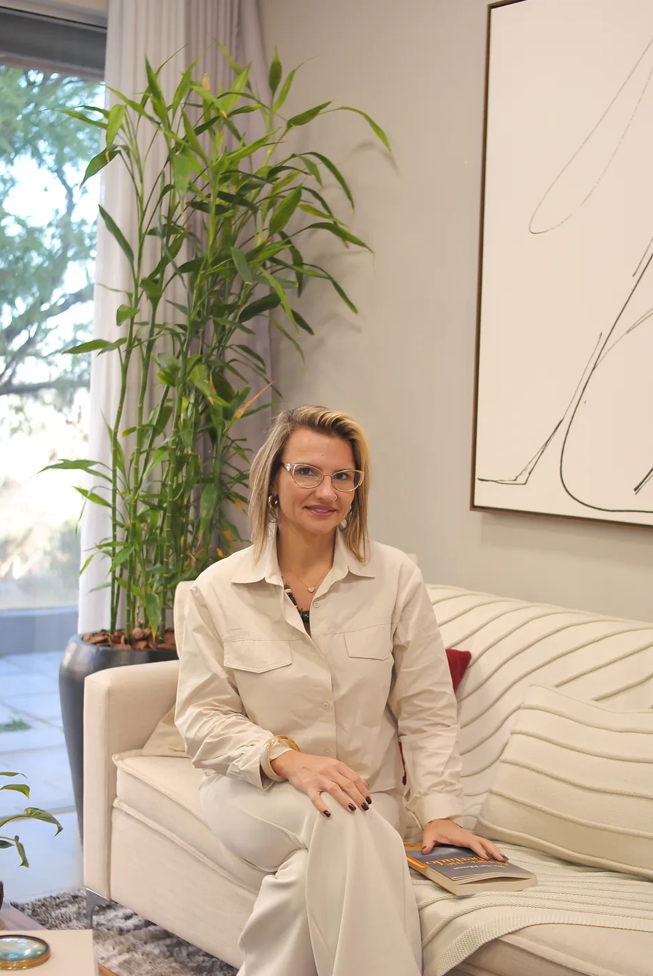 Sheila Lauffer Glaser em sua mesa de trabalho